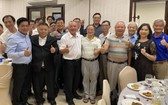 高國華(前排左三)拜訪越南南部台商先進。