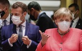 當地時間7月17日，在比利時布魯塞爾，法國總統馬克龍、德國總理默克爾出席歐盟面對面峰會。（圖源：DPA）