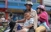 家長在載孩子上街時，應該為其採取安全措施。