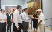 市人委會副主席楊英德（右三）參觀畫廊並與裴文午畫家（右一）交談。（圖源：武深）