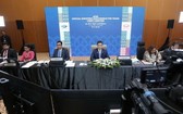 7月25日，馬來西亞國際貿易和工業部部長阿茲明·阿里（中）在吉隆坡主持亞太經合組織成員貿易部長視頻會議。（圖源：新華社）