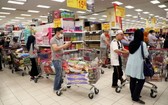 馬來西亞首都吉隆坡消費者在一家超市裡選購物品。