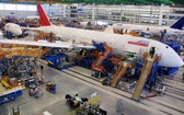 圖為工人們在南卡羅來納州北查爾斯頓的波音工廠組裝飛機。（圖源：AP）
