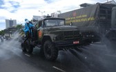 國防部化工兵種專用車在山茶郡醫療中心集合並按計劃消毒各條馬路。（圖源：TTO）