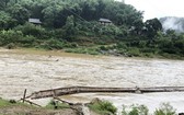 清化省關山縣中進鄉林村臨時橋被洪水沖毀。（圖源：平安）