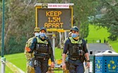 維州4日增派軍人監督民眾遵守防疫規定。（圖源：AFP）