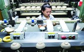 華人企業明隆一公司應用現代技術生產陶瓷品。