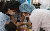 醫護人員在給一名小孩注射白喉疫苗。（圖源：耀基）
