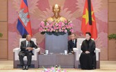 國會主席阮氏金銀（右）接見柬埔寨王國國會主席韓桑林。（圖源：VOV）