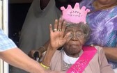 美國最年長的女性Hester Ford和朋友、家人以及社區工作人員一起慶祝了自己的第116個生日。（圖源：互聯網）