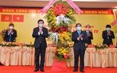 市人委會主席阮成鋒（前左）向大會送鮮花表示祝賀。（圖源：越勇）