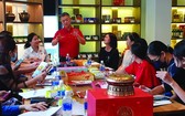 大發餅家總經理許玉林（中）在新聞發佈會上介紹該餅家的月餅。。