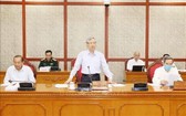 黨中央書記處常務書記陳國旺（中）21日在平順省委常務處會議發表講話。（圖源：越通社）
