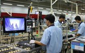 工人在越南三星電子工廠工作。（圖源：VTV）