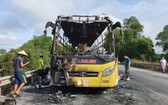 客車被燒得只剩下鐵框。（圖源：楊光）