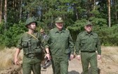 白俄羅斯總統亞歷山大‧盧卡申科（中）22日親往視察格羅德諾軍事基地。（圖源：路透社）