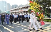 各代表出席大會前向胡志明主席塑像敬獻鮮花。（圖源：越勇）