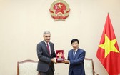 文體與旅遊部長阮玉善（右）向法國駐越南大使尼古拉斯‧華納贈送紀念品。（圖源：）