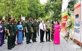 “胡志明主席陵-永久花園”圖片展吸引了各界觀眾前來觀賞。（圖源：青玄）