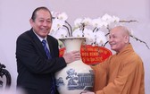 政府常務副總理張和平（左）向越南佛教教會理事會主席釋善仁贈送禮物。（圖源：VNA）