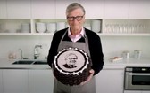 8月30日，“股神”沃倫·巴菲特迎來自己的90歲生日，65歲的好友比爾·蓋茨親手製作了他最喜愛的奧利奧奶油蛋糕為其祝壽。（圖源：視頻截圖）