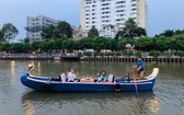 坐划船遊覽饒祿-氏藝行程備受遊客歡迎。（圖源：SBT）