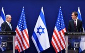 8月30日，以色列總理內塔尼亞胡（左）與美國總統高級顧問庫什納在耶路撒冷舉行聯合新聞發佈會。（圖源：EPA）
