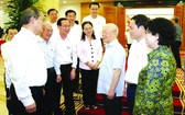黨中央總書記、國家主席阮富仲與本市領導交談。