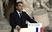 法國總統馬克龍在巴黎先賢祠發表講話。（圖源：AP）