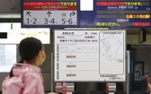 颱風海神目前正直撲日本九州地方，JR鹿兒島中央站公告因颱風來襲暫停營運。（圖源：共同社）