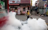 圖為人員在首爾街頭消毒。（圖源：歐新社）