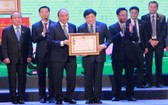 政府總理阮春福（左三）向越南之聲廣播電台頒授一等勞動勳章。（圖源：VTC News）