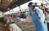 9月1日，在印度班加羅爾，醫務人員為市場商販進行新冠病毒檢測取樣。（圖源：新華社）