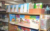 圖為某書店書架上擺售的小學一年級教科書。