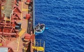 丹麥馬士基航運集團旗下的一艘油輪8月初救起一艘載著27名移民的小船。（圖源：Maersk Tankers）