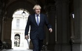 英國首相鮑里斯‧約翰遜從外交部返回首相府。（圖源：新華社）
