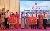 市教育與培訓廳工會獲越南勞動聯團錦旗。