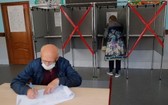 俄羅斯民眾參加西伯利亞托木斯克市舉行的地方選舉投票。 （圖源：路透社）