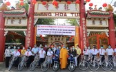 本市領導與釋慧功上座向華人家庭、清貧好學生贈送摩托車和自行車。