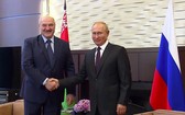 俄羅斯總統普京（右）與白俄羅斯總統盧卡申科在俄旅遊城市索契舉行會晤。（圖源：新華社）