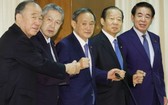 從左至右分別爲山口泰明、佐藤勉、菅義偉、二階俊博和下村博文。（圖源：Getty Images）