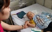 一名因寄生蟲引發腦膜炎的男病童入住芹苴市兒童醫院接受治療。（圖源：映雪）
