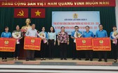 ４所學校獲市勞動聯團頒贈出色錦旗。