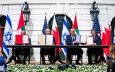 扎耶尼、內塔尼亞胡、特朗普、阿卜杜拉（左起）出席協議簽署儀式。（圖源：推特）