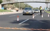 9月18日，在以色列中部城市特拉維夫，一名警察在一處檢查點執行“封城”任務。