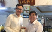 福建二府會館理事長彭偉強（右）向陳列室捐贈百年古瓷鐘。