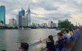 9月20下午雨後，眾多年輕人不約而合到西貢河邊乘涼聊天。（圖源：嘉進）