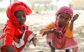 兩名埃塞俄比亞女孩正在吃飯，她們是世界糧食計劃署學校供餐計劃的受益者。（圖源：兒基會）