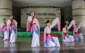 中華學大學生表演歌舞節目。