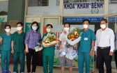 峴港市最後新冠病例康復者（右三）出院前同醫護人員合照。（圖源：慶紅）